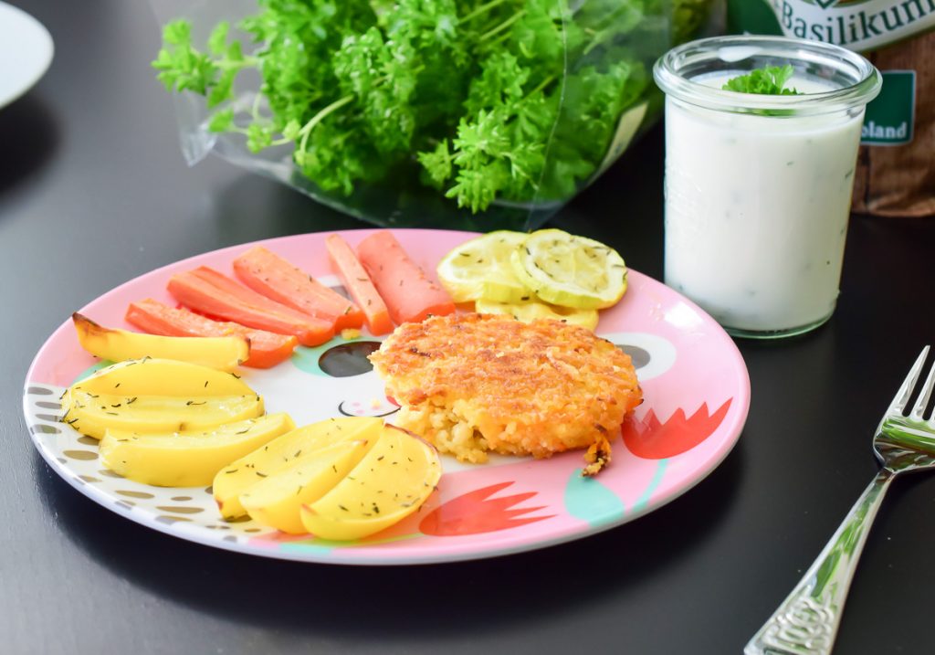 Kinderrezepte: Vegetarische Hirsebratlinge mit Ofengemüse