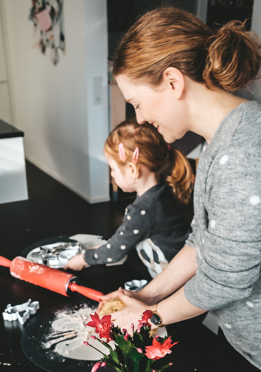 Weihnachtszeit mit Kindern Plätzchen backen